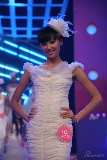 图文:<em>07年亚姐内地总决赛</em>--邱芳思甜蜜小妇人_