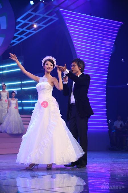 图文:<em>07年亚姐内地总决赛</em>--陈启泰邢宇翩然起舞