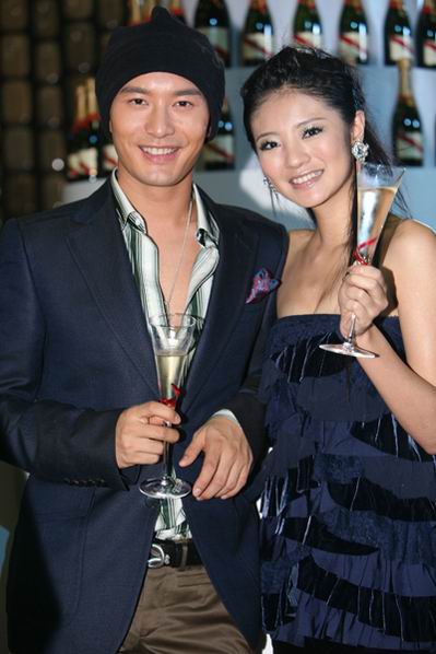 黄晓明嘻哈线帽代替西装领带 时尚游刃有余(图