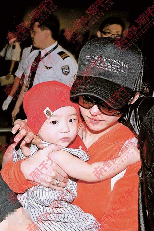 2008年4月9日“艳照门”事件之后一家三口首次亮相，霆锋柏芝携Lucas由泰国返港，以行动粉碎离婚谣传。