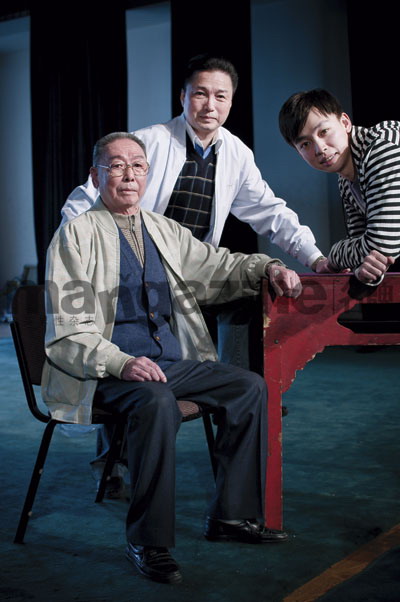 谭派一家:谭元寿(左)、谭孝曾(中)、谭正岩(右)