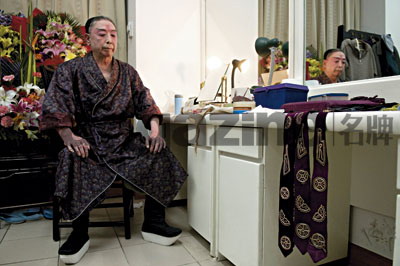 谭元寿在后台
