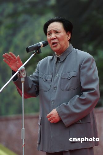 以扮演毛泽东而为人熟知的特型演员古月,在广东期间因突发心肌梗塞抢救无效,于2005年7月2日去世,享年66岁。中新社发 余坪 摄