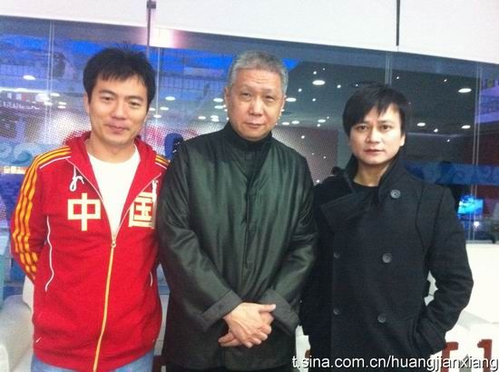 详讯:黄健翔个性着装 与李承鹏马未都合影(图)