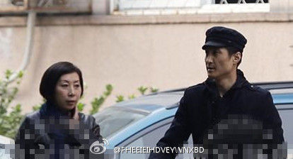 胡东与一女子同行 现身街头