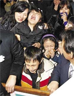 马兆骏遗体十一日火化 遗孀数度崩溃痛哭(图)