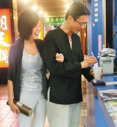 况明洁(左)与男友刘纪军在东区街头买咖啡,有说有笑。