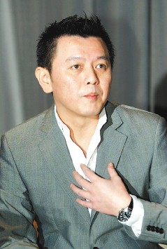 庹宗康结束勒戒回家团圆 一脸愧色紧搂老妈(图)