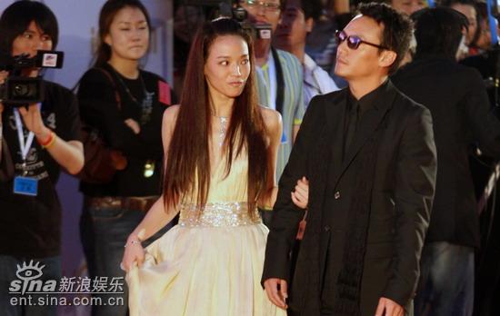 舒淇深夜撇下张震外出约会眼镜男斯文体贴(图)
