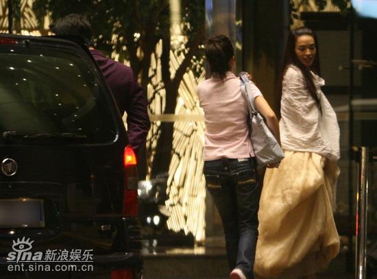 舒淇深夜撇下张震外出约会眼镜男斯文体贴(图)