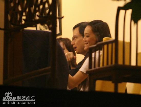 舒淇深夜撇下张震外出约会眼镜男斯文体贴(图)