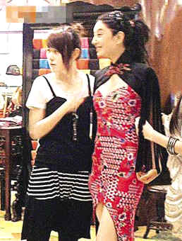 郑希怡“谷胸”上阵小心翼翼以防重演走光事件