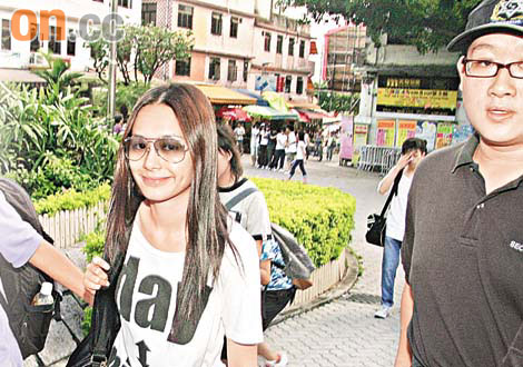 钟欣桐爱慕者长洲示爱 声称要单挑方力申【图】