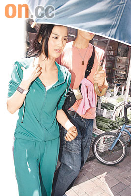冯德伦男扮女装垫出巨胸变身为妖艳娇娃(图)