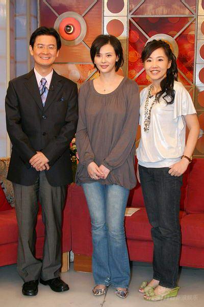 (听歌) ,昨天(25日)现身高点电视台录制尹乃菁主持的"新闻 yes"节目