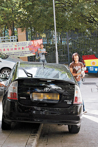 吴彦祖跛脚外出女友服侍驾车接送十足佣人(图)