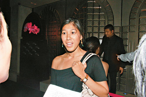 会所开幕警察巡查 李依琳被问违禁品反应大(图