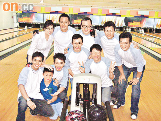 众人在开球前先拍一张大合照