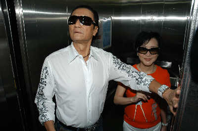 张柏芝昨晚平安产子 谢贤狄波拉到医院探望