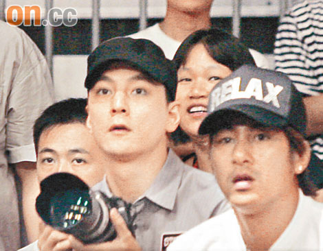 吴彦祖负脚伤看拳赛 自备长焦镜头做摄影记者