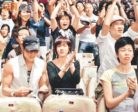 吴彦祖负脚伤看拳赛 自备长焦镜头做摄影记者