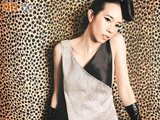 莫文蔚远赴巴黎拍广告 透视装造型性感狂野【图】