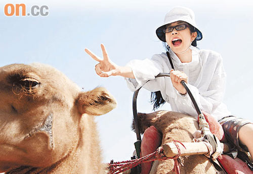 莫文蔚游敦煌哄晕骆驼 沙漠中扮千手观音【图】