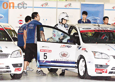 钱嘉乐鬼祟偷看李珊珊试车 过气情侣上海斗技