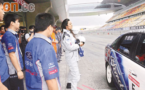 钱嘉乐鬼祟偷看李珊珊试车 过气情侣上海斗技