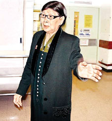 梅艳芳妈妈与兄长控告保险公司夺取财产(附图)