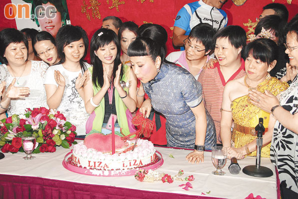汪明荃名牌披肩变旗袍逾百影迷贺花甲生日(图)