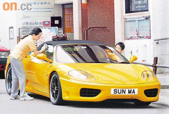 邓小艾驾SUNMA法拉利纪念亡父新马师曾(附图