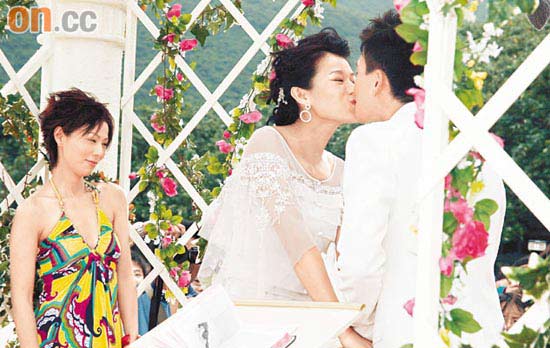 胡杏儿披嫁衣自嘲没身材 滕丽名低胸艳压全场