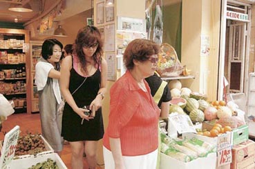 沈殿霞病情趋于稳定 携郑欣宜逛街买小吃(图)