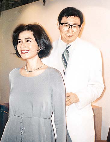 钟楚红痛失爱夫朱家鼎 老公母校办追思弥撒(图)_影音娱乐_新浪网