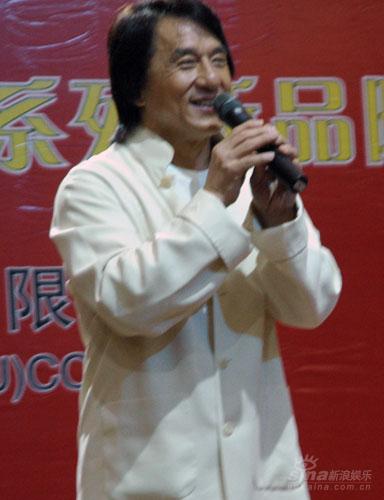 成龙代言遭遇经销商fans 轮番合照乐此不疲【图】