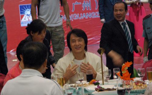 成龙代言遭遇经销商fans 轮番合照乐此不疲【图】