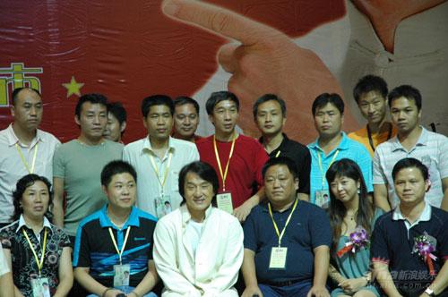 成龙代言遭遇经销商fans 轮番合照乐此不疲【图】