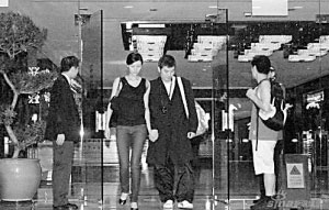 甩掉许晋亨与约会新欢？李嘉欣与别人十指紧扣