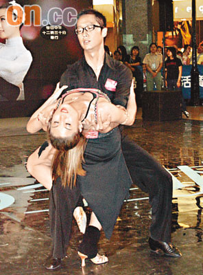 廖碧儿弯腰丰胸呼之欲出 陈法拉性感大露背【图】