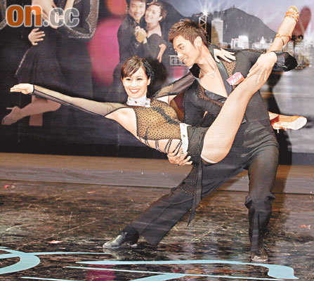 廖碧儿弯腰丰胸呼之欲出 陈法拉性感大露背【图】