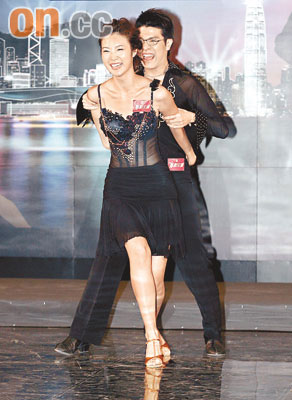 廖碧儿弯腰丰胸呼之欲出 陈法拉性感大露背【图】