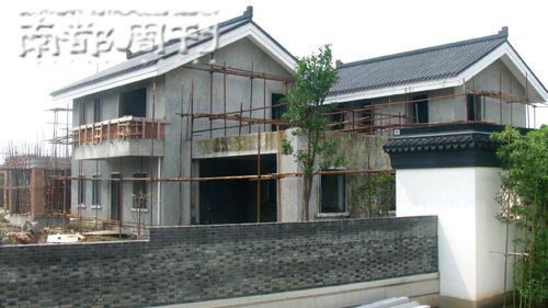 吕良伟携妻游古镇投资房地产验收千万豪宅(图)