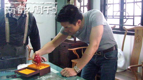 吕良伟携妻游古镇投资房地产验收千万豪宅(图)