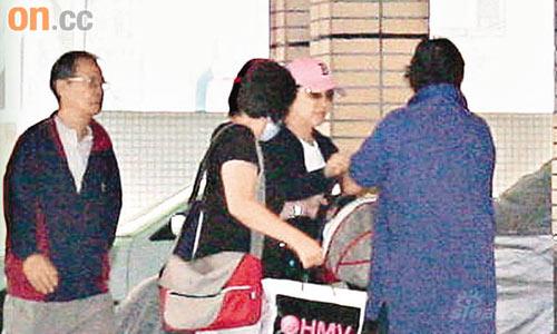 陈慧珊诞女婴警员护驾一家三口出院大阵仗(图)