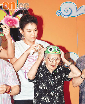 郑欣宜中秋陪肥姐 称妈妈烂手报道太夸张【图】
