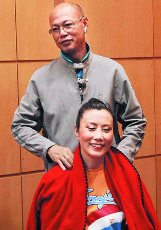 汪明荃红馆庆祝入行40年罗家英男主人身份撑场