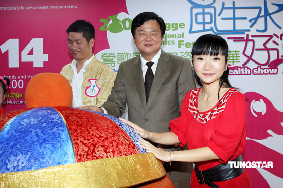 组图：陶晶莹陶博馆代言台北县长送“城堡”