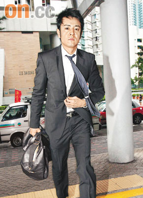 铃木仁遇袭伤势成焦点 中村称陈鸿业手执酒杯