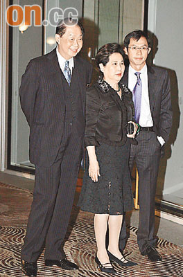 徐子淇女儿百日五头鲍鱼宴客 郑裕彤送金猪(图